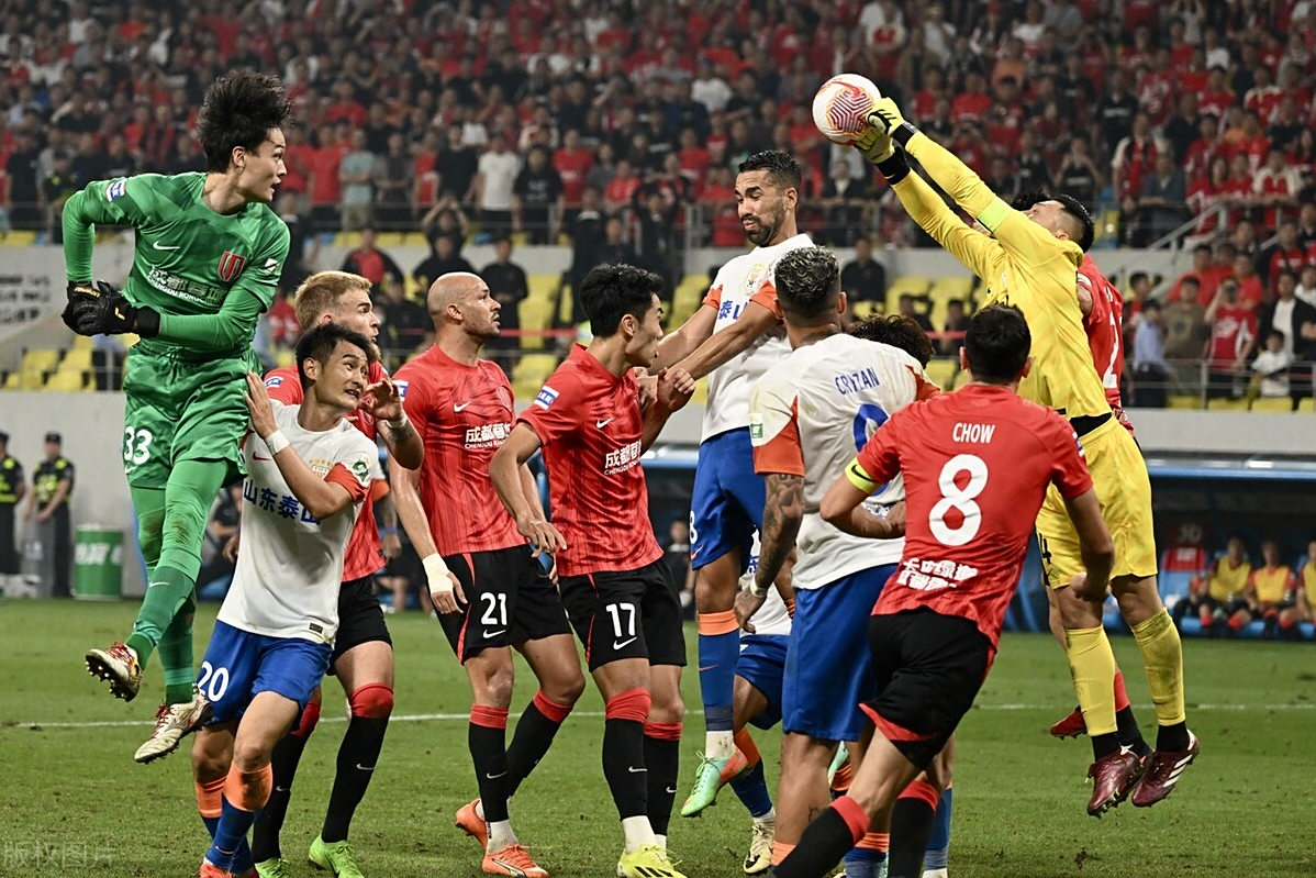 集结日英超焦点战；山东泰山绝杀压哨；球迷炸锅；轮换策略成焦点的简单介绍